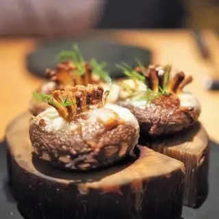 La Bonne Table-1b.webp