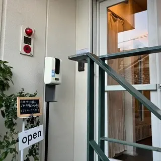 Uzna Omom Harajuku Main Store-logo.webp