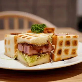 Pelican Café-1b.webp