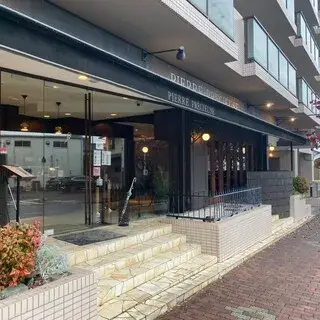 Pierre Precieuse Cakes And Cafe-logo.webp